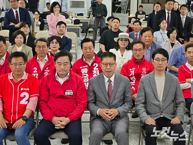 국민의힘 박형준 부산시장 후보가 출구조사 결과 '경합 열세' 예측이 나오자 굳은 표정으로 화면을 보고 있다. 송호재 기자