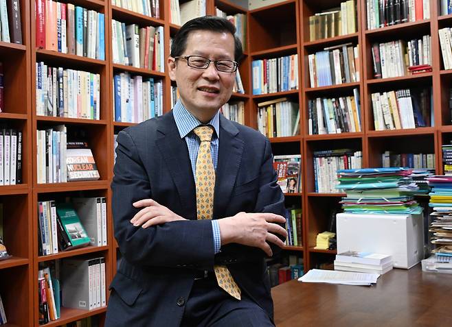 정성장 세종연구소 부소장이 2일 서울경제신문 인터뷰에 앞서 포즈를 취하고 있다. 성형주 기자