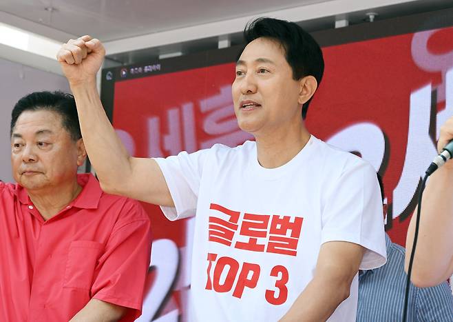 오세훈 국민의힘 서울시장 후보가 제9회 전국동시지방선거 및 국회의원 재보궐선거를 하루 앞둔 2일 서울 강서구 화곡역에서 유세를 하고 있다. 오승현 기자