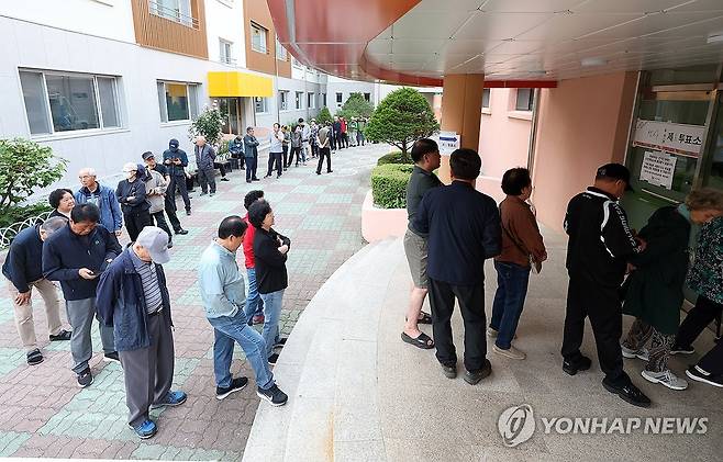 줄지어 투표 기다리는 유권자들 (춘천=연합뉴스) 양지웅 기자 = 제9회 전국동시지방선거일인 3일 강원 춘천시 봄내초등학교 체육관에 마련된 석사동 제6투표소에서 유권자들이 줄지어 투표를 기다리고 있다. 2026.6.3 yangdoo@yna.co.kr