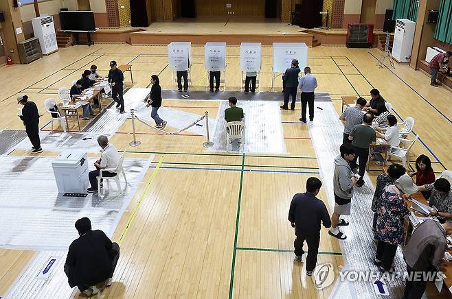 아침부터 분주한 투표소 (춘천=연합뉴스) 양지웅 기자 = 제9회 전국동시지방선거일인 3일 강원 춘천시 봄내초등학교 체육관에 마련된 석사동 제6투표소에서 유권자들이 투표하고 있다. 2026.6.3 yangdoo@yna.co.kr