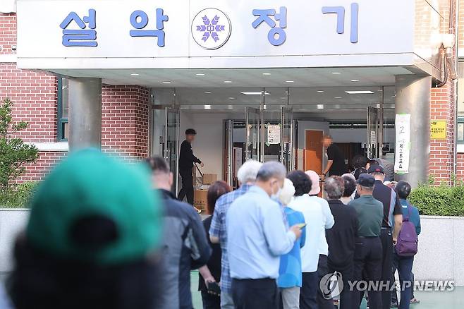 아침부터 이어진 투표 행렬 (속초=연합뉴스) 류호준 기자 = 6·3 지방선거일인 3일 강원 속초시 교동 설악중학교에 설치된 투표소에 시민들이 아침 일찍부터 대기하고 있다. 2026.6.3 ryu@yna.co.kr