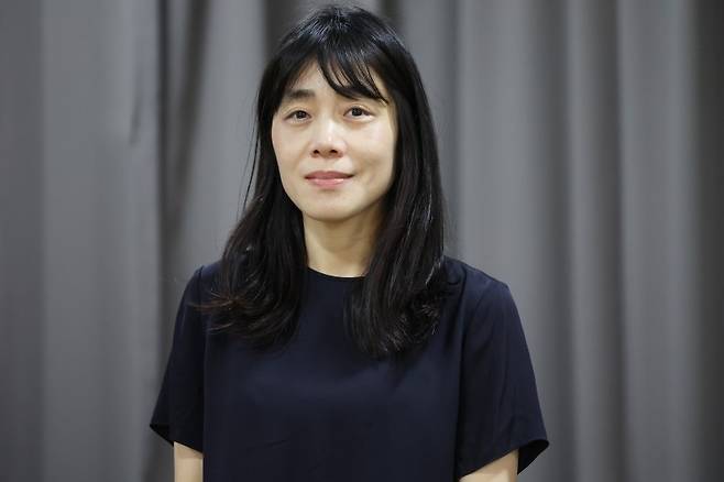 인터뷰하는 김숨 작가 (서울=연합뉴스) 강민지 기자 = 장편소설 '딸기 이론' 출간한 김숨 작가가 지난 2일 서울 종로구 수송동 연합뉴스 사옥에서 인터뷰를 하고 있다. 2026.6.3
mjkang@yna.co.kr