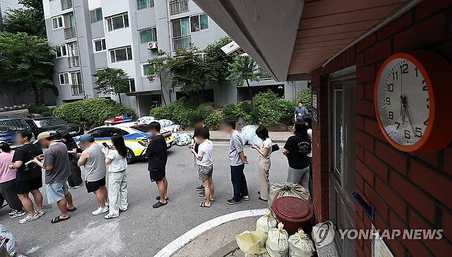 투표용지 부족에 오후 6시 넘어서까지 대기하는 유권자들 (서울=연합뉴스) 김인철 기자 = 6·3 지방선거 본투표일인 3일 서울 송파구 가락2동 제3투표소에서 투표용지 부족으로 유권자들이 대기하고 있다. 2026.6.3 yatoya@yna.co.kr