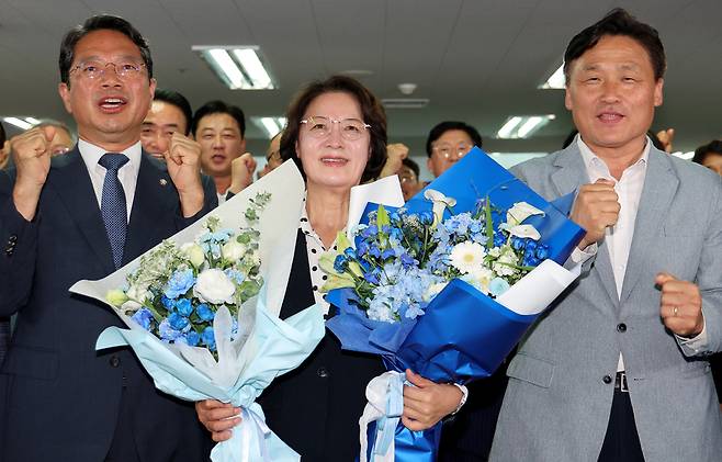 ▲ 추미애 더불어민주당 경기도지사 후보가 4일 오전 수원특례시 팔달구 마라톤빌딩 선거사무소에서 당선이 확실시되자 꽃다발을 들고 기념촬영을 하고 있다./전광현 기자 maggie@incheonilbo.com