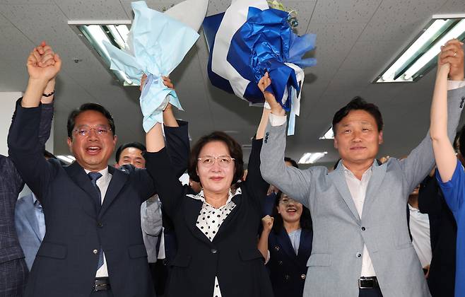 ▲ 추미애 더불어민주당 경기도지사 후보가 4일 오전 수원특례시 팔달구 마라톤빌딩 선거사무소에서 당선이 확실시되자 꽃다발을 들고 기념촬영을 하고 있다./전광현 기자 maggie@incheonilbo.com