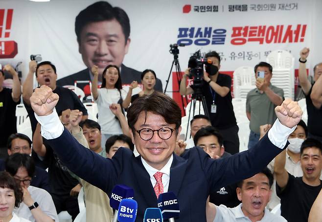 ▲ 경기 평택을 국회의원 재선거에 출마한 국민의힘 유의동 후보가 4일 평택 선거사무소에서 당선이 확실시되자 손을 들어올리고 있다. /연합뉴스