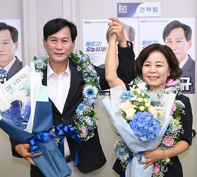 ▲ 김진규 더불어민주당 인천 검단구청장 후보가 3일 오후 검단구 후보 선거 사무소에서 꽃다발을 들고 활짝 웃고 있다./이재민 기자 leejm@incheonilbo.com