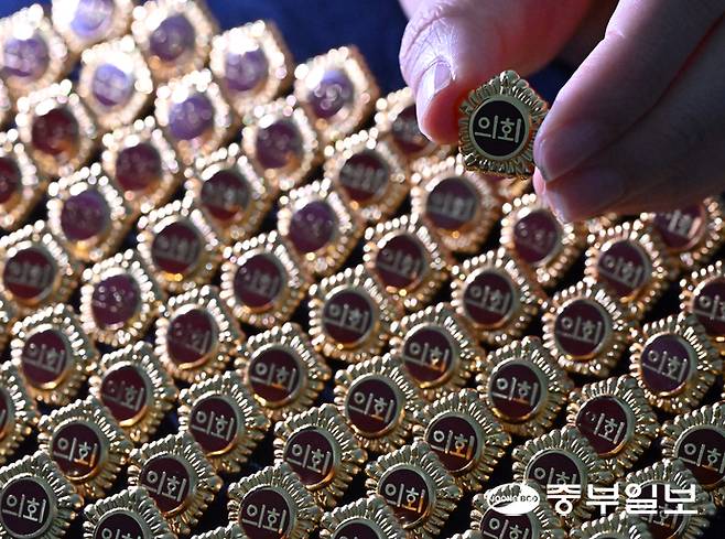 제9회 전국동시지방선거를 이틀 앞둔 1일 오전 수원시 영통구 경기도의회 사무국에 새로 출범할 지방의회를 이끌 주역들을 기다리는 의원 배지가 일제히 정렬돼 있다. 향후 4년간 지방자치를 책임질 일꾼을 뽑는 선거인만큼 유권자들의 소중한 한 표에 귀추가 주목된다. 김경민기자