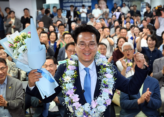 안민석 경기교육감 당선인이 제9회 전국동시지방선거가 실시된 3일 수원시 인계동 선거캠프에서 기념촬영을 하고 있다. 김태완기자lift@kihoilbo.co.kr