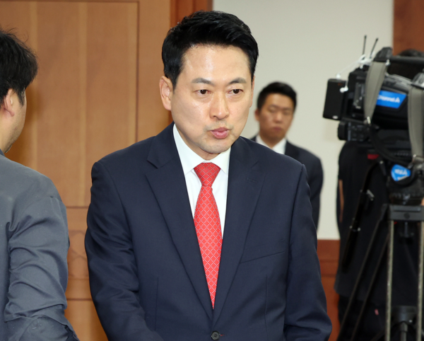 국민의힘 장동혁 대표가 4일 투표용지 부족 사태와 관련해 중앙선거관리위원회에서 노태악 위원장과 면담을 마친 뒤 이동하고 있다. / 연합뉴스