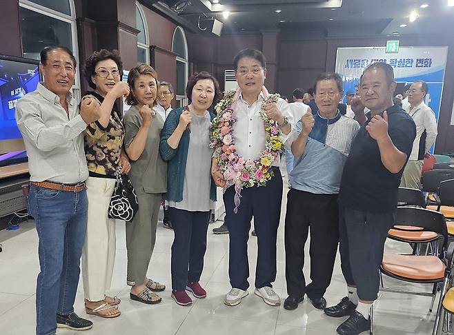 조국혁신당 사순문 장흥군수 당선자가 지난 3일 장흥군 선거사무소에서 지지자들과 함께 당선의 기쁨을 만끽하고 있다.<사순문 당선자 측 제공>