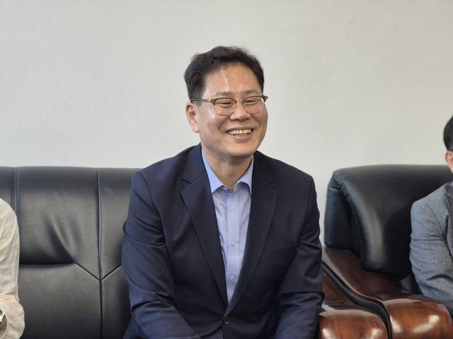 4일 조지훈 전주시장 당선인이 전주시청 브리핑룸에서 당선 후 첫 기자 간담회를 갖고 환하게 웃고 있다. 강정원 기자