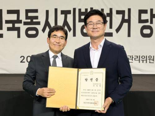 ◇구자열 원주시장 당선인은 4일 6·3 지방선거 개표장인 원주종합체육관에서 이승원 원주시선거관리위원장으로부터 당선증을 받았다.