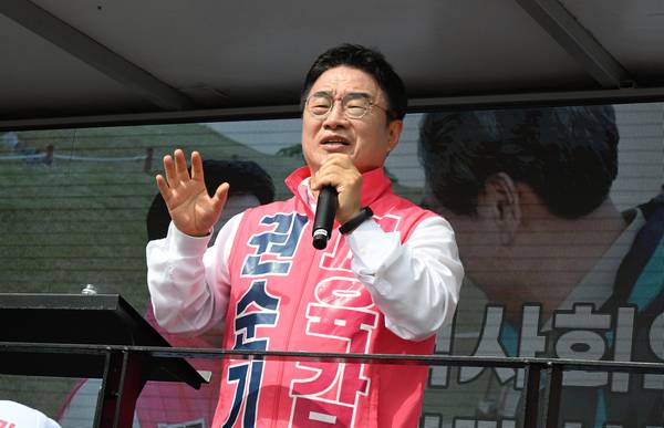 권순기 경남도교육감 후보가 25일 함안군 가야읍 가야시장 앞에서 연설하고 있다./김구연 기자