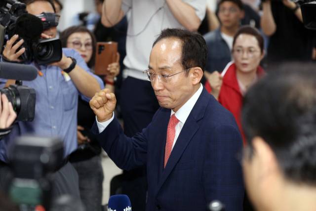 3일 오후 국민의힘 대구시당에서 추경호 대구시장 후보가 출구조사 결과를 본 뒤 지지자들의 응원에 주먹을 불끈 쥐며 답하고 있다. 연합뉴스