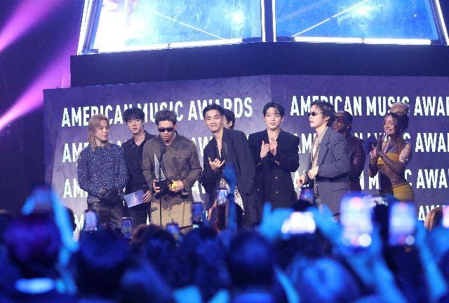 BTS가 지난달 25일(현지 시간) '2026 아메리칸 뮤직 어워즈'에서 곡 '스윔(SWIM)'으로 '올해의 여름 노래(Song of the Summer)' 상을 수상하고 있다. 로이터연합뉴스