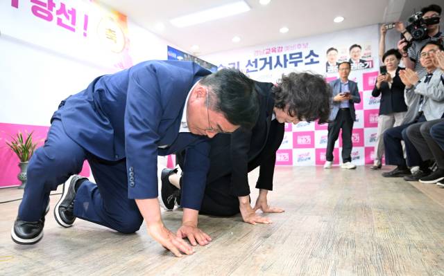 경남도교육감 권순기 당선인이 4일 오전 창원시 의창구 선거사무소에서 당선이 확정되자 부인 김윤희 씨와 선거관계자들에게 큰절을 하고 있다./김승권 기자/