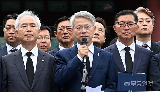 민형배 더불어민주당 전남광주통합특별시장 당선인이 4일 제9회 6·3전국동시지방선거 민주당 전남광주통합특별시 당선자 일동과 함께 광주 북구 운정동 민주의문에서 감사의 안사말을 하고 있다.
양광삼기자 ygs02@mdilbo.com