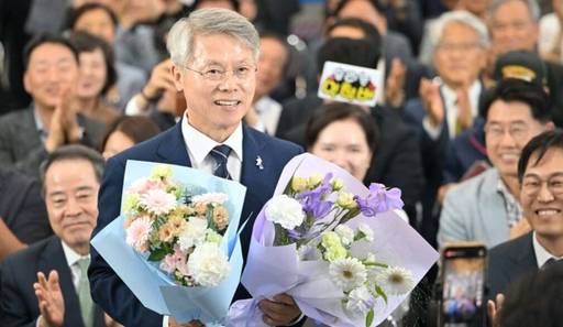 민형배 전남광주통합시장 당선인이 지난 3일 당선 확정 직후 축하를 받고 있다./뉴시스