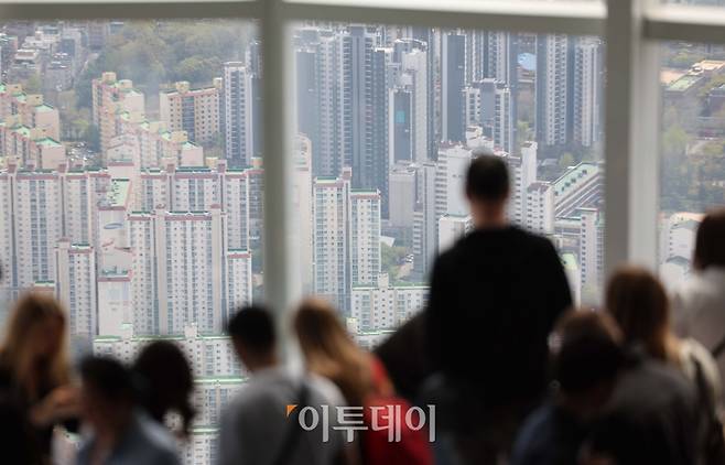 서울 송파구 롯데월드타워에서 바라본 서울의 아파트 전경.(이투데이DB)