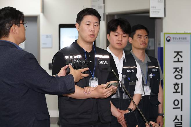 삼성그룹 초기업노동조합 삼성전자지부 최승호 위원장이 총파업 예고시점을 하루 앞둔 20일 정부세종청사 중앙노동위원회에서 열린 3차 사후조정 회의를 마친 뒤 노사협상 결렬 과정을 설명한 뒤 총파업 강행 입장을 밝히고 있다.(사진=연합뉴스)