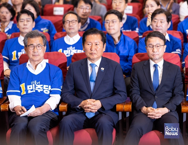 정청래 더불어민주당 총괄상임선거대책위원장이 3일 국회 의원회관에 마련된 제9회 전국동시지방선거, 국회의원 재보궐 선거 개표상황실에서 출구조사 결과 발표를 지켜보고 있다. ⓒ정청래 위원장 페이스북 갈무리