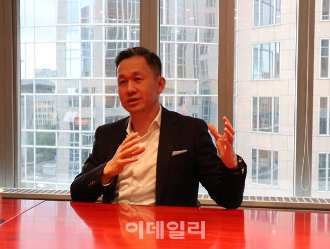 류야닝 중국음식문화공작부 주임이 중국 베이징 본사 사무실에서 이데일리와 인터뷰에 응하고 있다. (사진=이데일리 이명철 특파원)