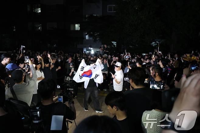 제9회 전국동시지방선거일인 3일 오후 서울 송파구 잠실7동 제2투표소에서 일부 주민들이 개표 중단을 외치고 있다. 2026.6.3 ⓒ 뉴스1 박지혜 기자