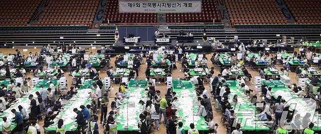 제9회 전국동시지방선거 및 국회의원 재·보궐선거일인 3일 부산 동래구 사직실내체육관에 마련된 개표소에서 개표사무원들이 투표지 분류 작업을 하고 있다. 2026.6.3 ⓒ 뉴스1 윤일지 기자