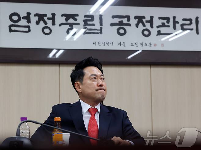 장동혁 국민의힘 상임선거대책위원장이 4일 6.3 지방선거 투표소 용지 부족 사태와 관련해 서울시선거관리위원회를 항의 방문하고 있다. 2026.6.4 ⓒ 뉴스1 황기선 기자