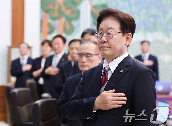이재명 대통령이 4일 청와대에서 열린 수석보좌관회의에서 국민의례를 하고 있다. 2026.6.4 ⓒ 뉴스1 이재명 기자