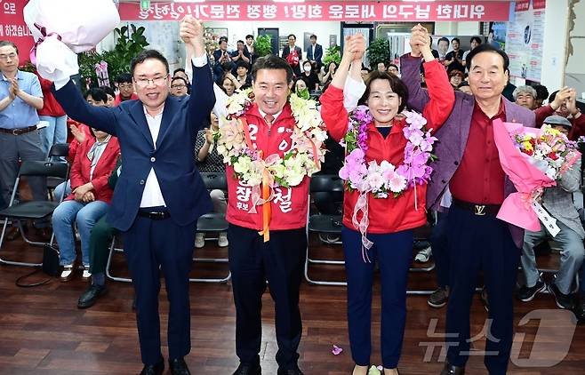 임현철 국민의힘 울산 남구청장 후보가 4일 새벽 울산 남구에 마련된 자신의 선거캠프에서 당선이 확실시 되자 꽃목걸이를 걸고 환호하고 있다. (임현철 당선인 캠프 제공. 재판매 및 DB 금지) 2026.6.4 /뉴스1