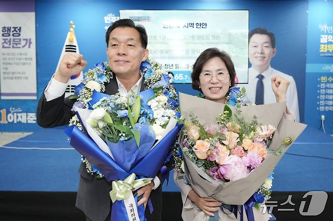 이재준 경기 수원시장 당선인과 배우자. (이 당선인 선거캠프 제공. 재판매 및 DB 금지) 2026.6.4/뉴스1