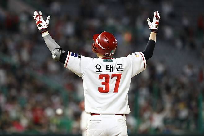 SSG 오태곤이 3일 인천SSG랜더스필드에서 열린 2026 KBO리그 키움전에서 끝내기 승리로 13연패를 끊은 뒤 기뻐하고 있다. 사진 | SSG 랜더스