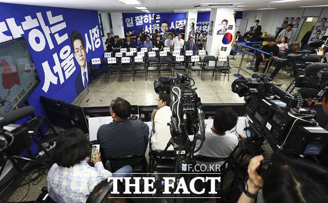 4일 오전 서울 중구 세종대로 정원오 더불어민주당 서울시장 후보 선거사무소 개표상황실에서 오세훈 국민의힘 서울시장 후보의 역전 소식을 전하는 뉴스가 나오고 있다. /이새롬 기자