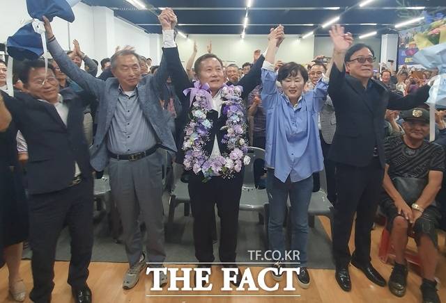 제 9회 전국동시지방선거에서 신안군수 당선 확정을 자축하고 있는 조국혁신당 김태성 당선인 /김태성 선거 캠프
