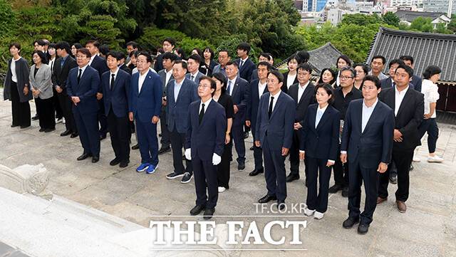 참배에 앞서 본진 바라보는 당선인들.
