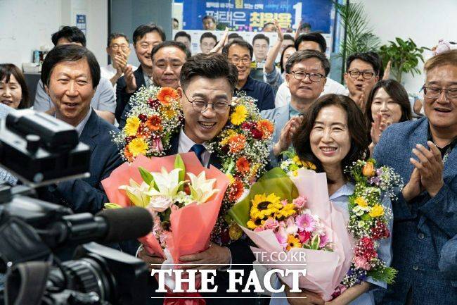 4일 선거사무소에서 최원용 더불어민주당 평택시장 당선인이 아내와 함께 당선 후 소감을 밝히고 있다. /최원용 선거캠프