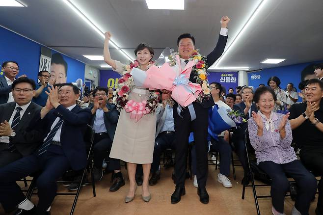 더불어민주당 신용한 충북지사 후보와 배우자 이채영 씨가 3일 오후 충북 청주시 흥덕구 선거사무소에서 당선이 유력시되자 꽃목걸이를 걸고 세리머니를 하고 있다./뉴스1