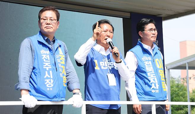 정청래 더불어민주당 총괄상임선대위원장(가운데)과 이원택 전북도지사 후보(오른쪽), 조지훈 전주시장 후보가 지난 5월 25일 전북 전주시 전북대학교 구정문 앞에서 열린 집중유세에서 지지를 호소하고 있다. /뉴스1