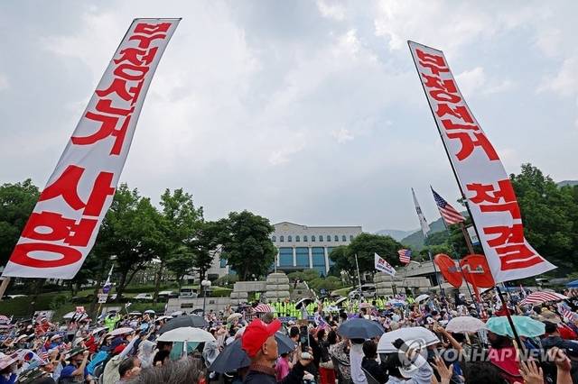 경기 과천 중앙선거관리위원회 앞에서 4일 보수 성향 단체가 제9회 전국동시지방선거 투표용지 부족 사태 비판 집회를 하고 있다. 연합뉴스