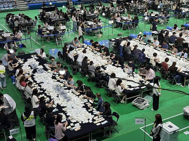 3일 인천 계양구 계양체육관에서 6·3 지방선거에 대한 개표 작업이 진행되고 있다. 정봉비 기자