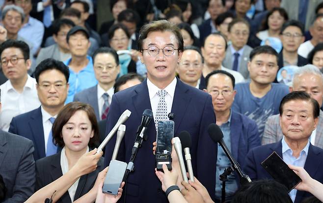 전재수 더불어민주당 부산시장 후보가 4일 부산 부산진구 선거사무소에서 당선이 확실시 되자 언론 인터뷰를 하고 있다. 연합뉴스