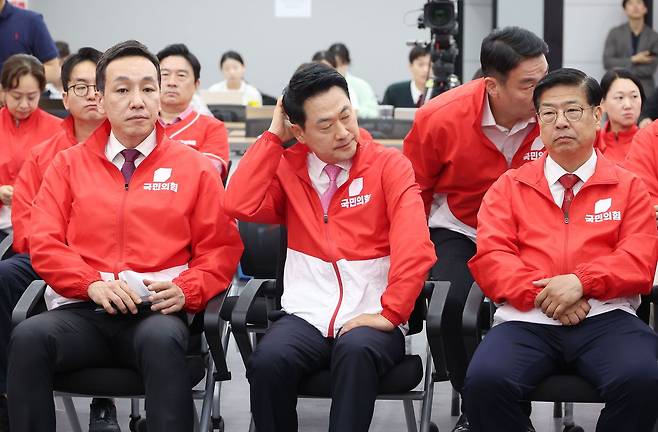 장동혁 국민의힘 대표가 3일 오후 서울 여의도 중앙당사에서 6.3 지방선거와 재보궐선거 출구조사 결과 방송을 확인 후 눈을 감고 머리를 긁적이고 있다. 국회사진기자단