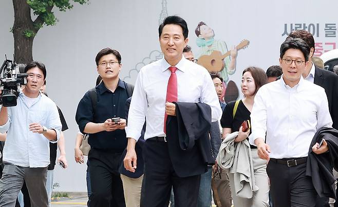 오세훈 국민의힘 서울시장 당선인이 4일 서울시청으로 발걸음을 옮기고 있다. 뉴스1