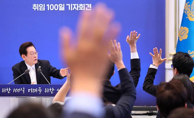 청와대를 출입하고 있는 기자들은 현 정부의 소통 의지를 대체로 긍정했다. 전임 정부와 비교해 취재 환경이 나아졌고, 소통의 문이 넓어졌다는 것이다. 다만 기자들의 긴장감도 그만큼 높아졌다. 대통령이 X(옛 트위터)에 개별 기사 링크를 올리고 공개 반박을 하는 상황이 큰 압박이 되고 있어서다. 사진은 이재명 대통령이 지난해 9월11일 취임 100일 기자회견에서 취재진 질문을 받고 있는 모습. /뉴시스