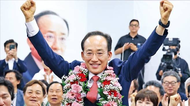 추경호 국민의힘 대구시장 후보가 4일 대구 수성구 선거사무소에서 당선을 확정한 뒤 양팔을 들어 인사하고 있다. /뉴스1