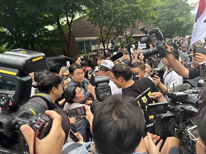 4일 오전 11시 30분 쯤, 서울시 선거관리위원회 관계자들이 현장에 도착하자 시위대들이 항의하고 있다. 최영총 기자
