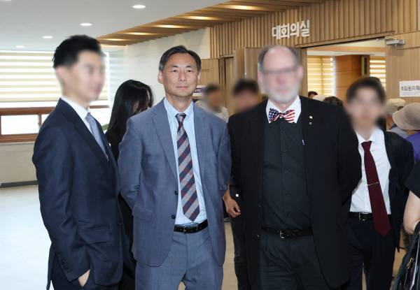 ‘부정선거론자’ 모스 탄(한국명 단현명) 미국 리버티대 교수가 지난달 29일 사전투표가 진행되고 있는 경기도 평택시 안중읍 행정복지센터를 방문하고 있다. 연합뉴스
